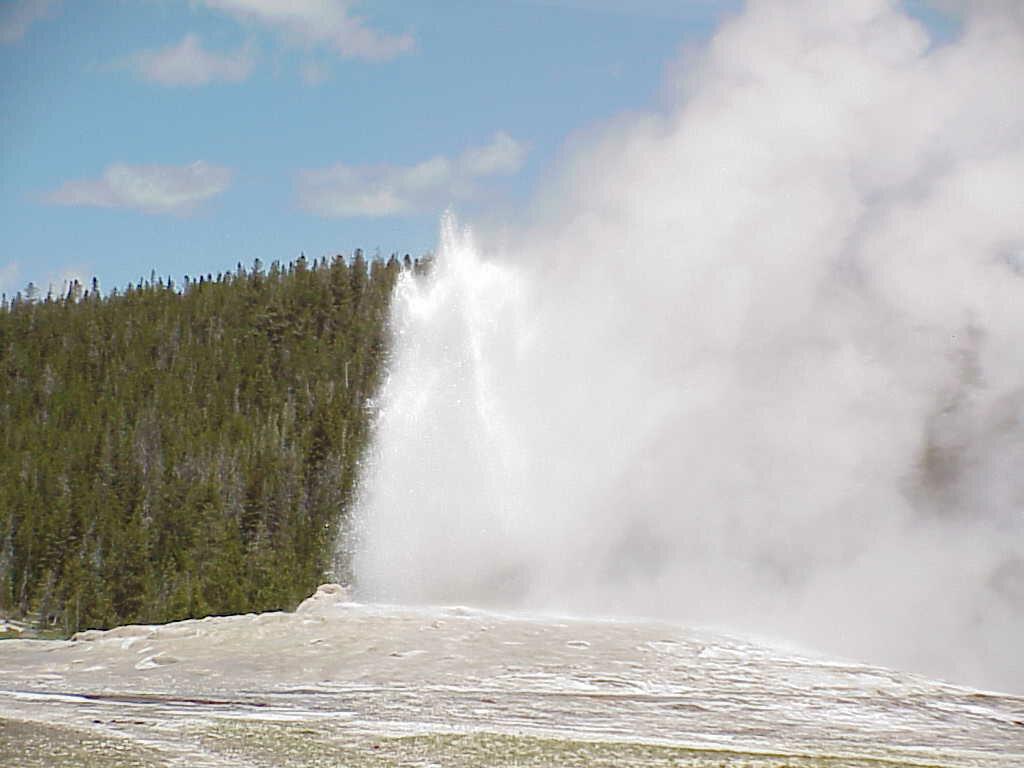 oldfaithful.jpg (57747 bytes)